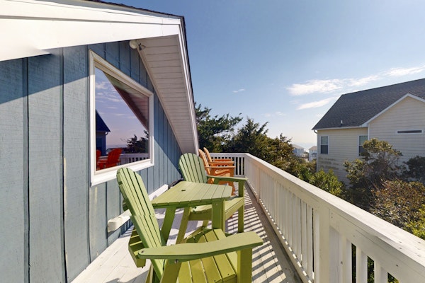 3rd-row beach cottage with ocean views, beach access, deck, & grill