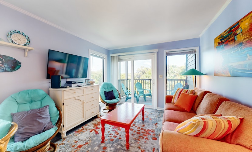 Bright Condo with WiFi, W/D, Screened Porch & Community Pool/Tennis/Day Dock