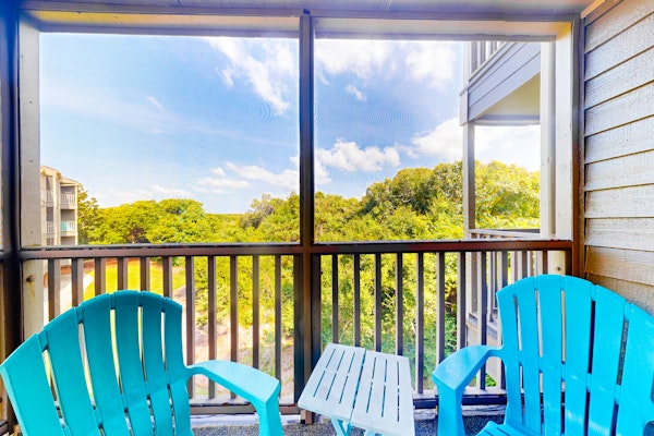 Bright Condo with WiFi, W/D, Screened Porch & Community Pool/Tennis/Day Dock