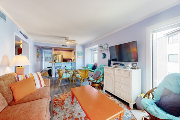 Bright Condo with WiFi, W/D, Screened Porch & Community Pool/Tennis/Day Dock