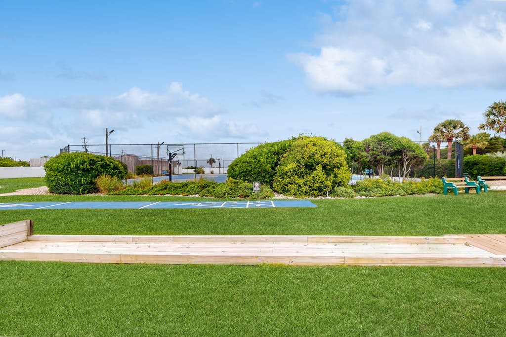 Coastal Condo with outdoor pool, hot tub, and beach access