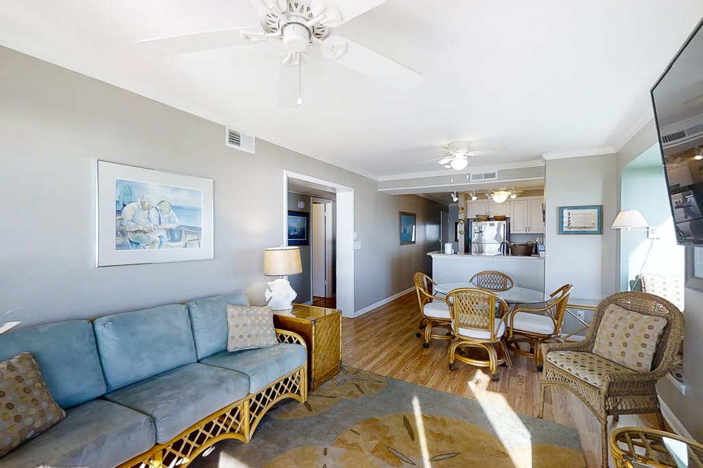 Lovely Oceanfront Suite w/Free WiFi, Private Balcony, W/D, & Shared Pool