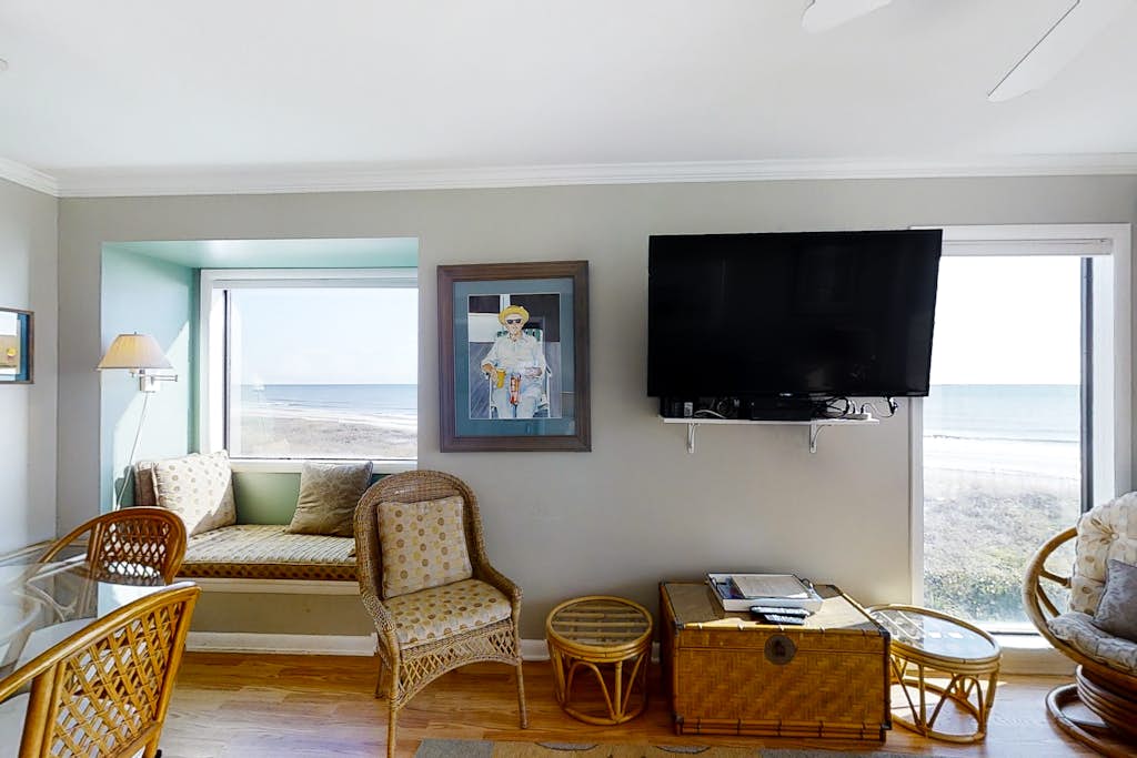 Lovely Oceanfront Suite w/Free WiFi, Private Balcony, W/D, & Shared Pool