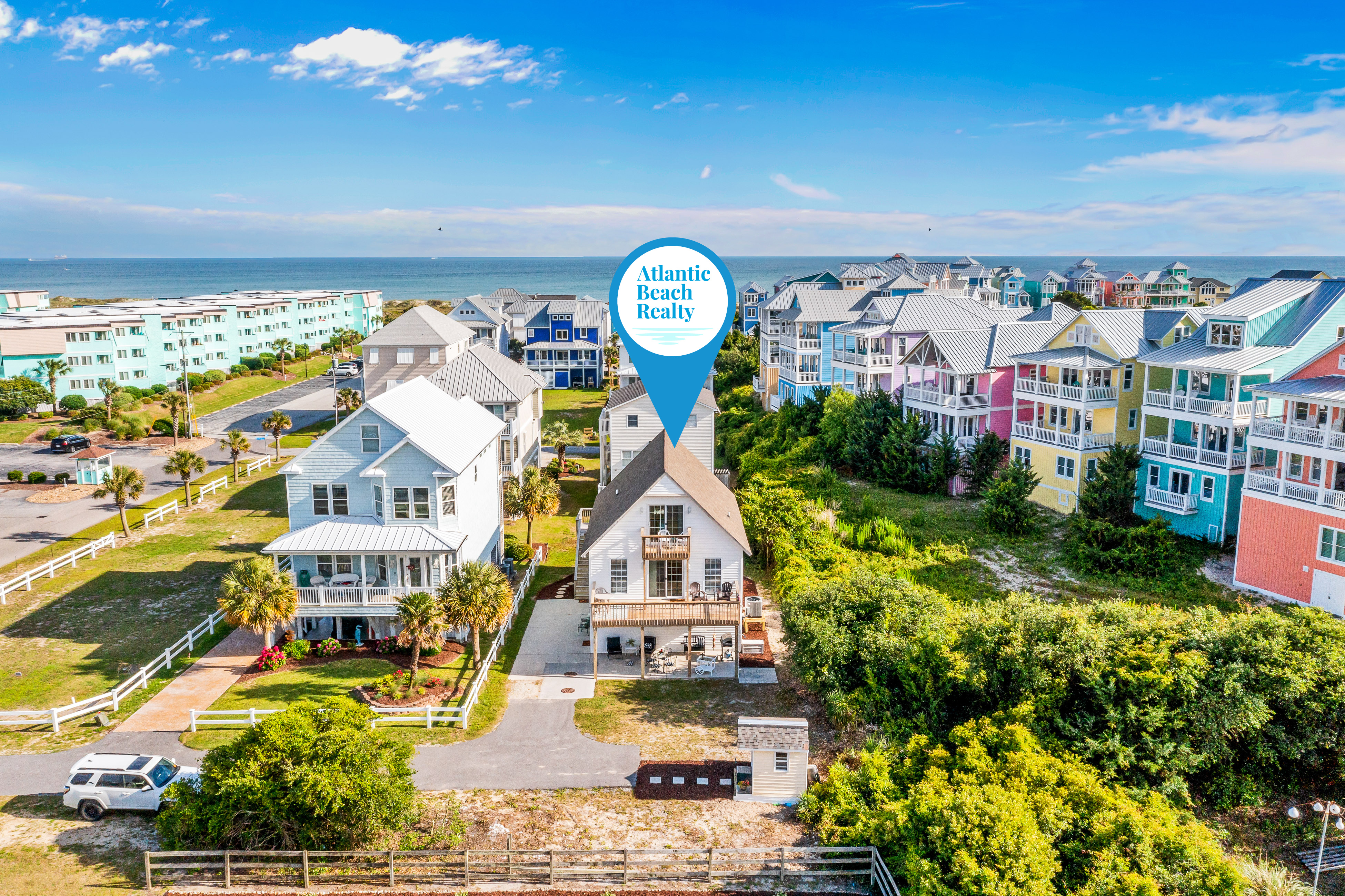 Barefoot Cottage: 3-story home near the beach with deck