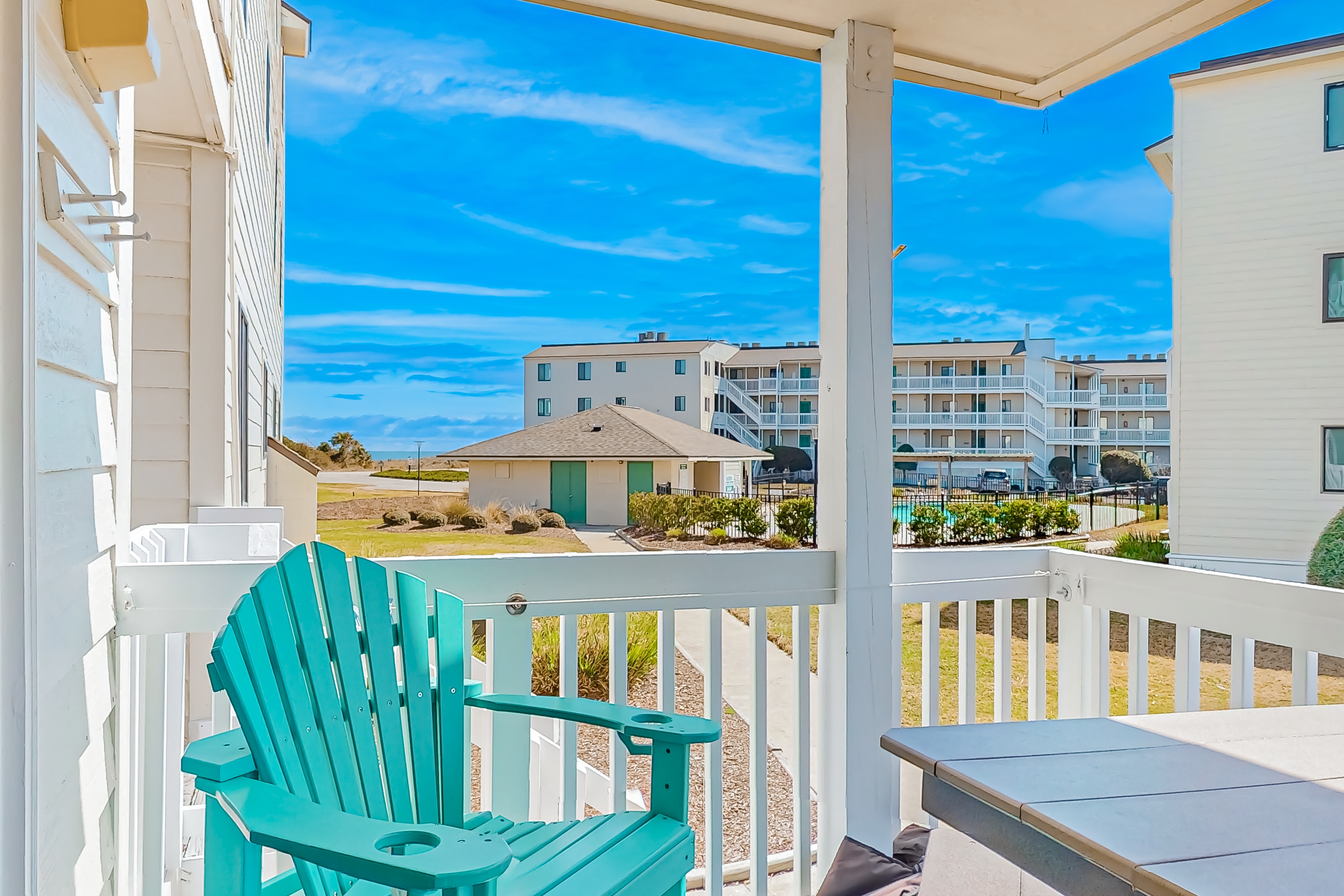 1st-floor condo with outdoor pool, tennis, BBQ area, washer/dryer, central AC