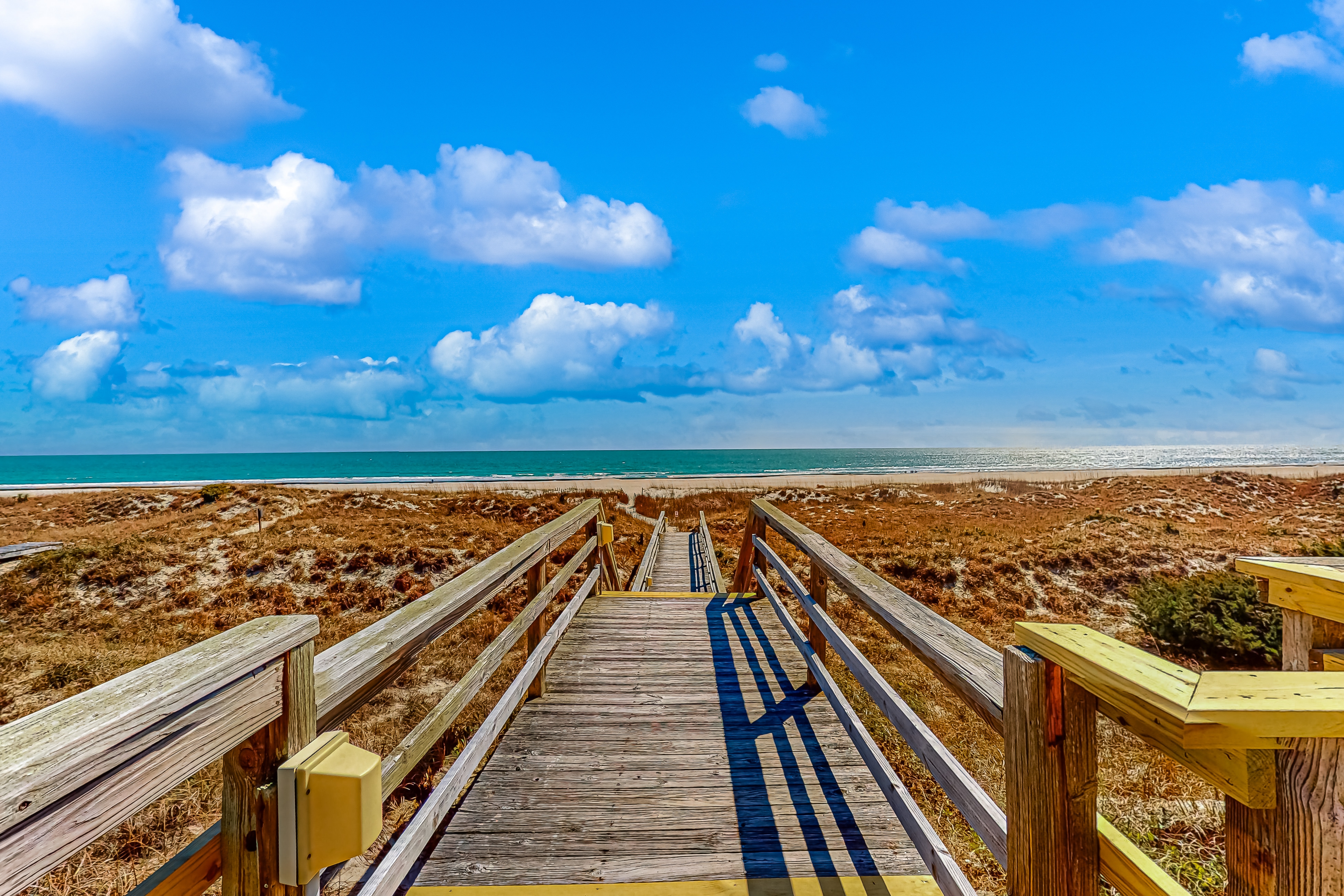 1st-floor condo with outdoor pool, tennis, BBQ area, washer/dryer, central AC