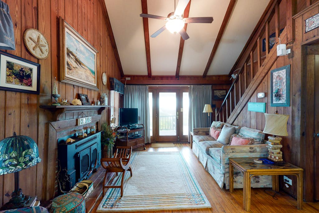 Beautiful Home in Oceanfront Location w/Vaulted Ceilings, Free WiFi, Deck, W/D
