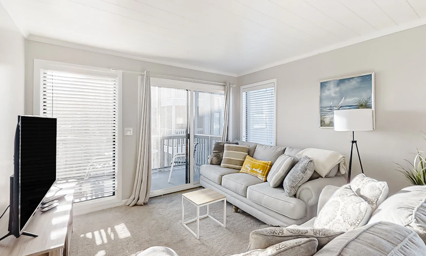 Gorgeous Condo in Oceanfront Complex w/WiFi, Shared Pool + Ocean/Courtyard Views