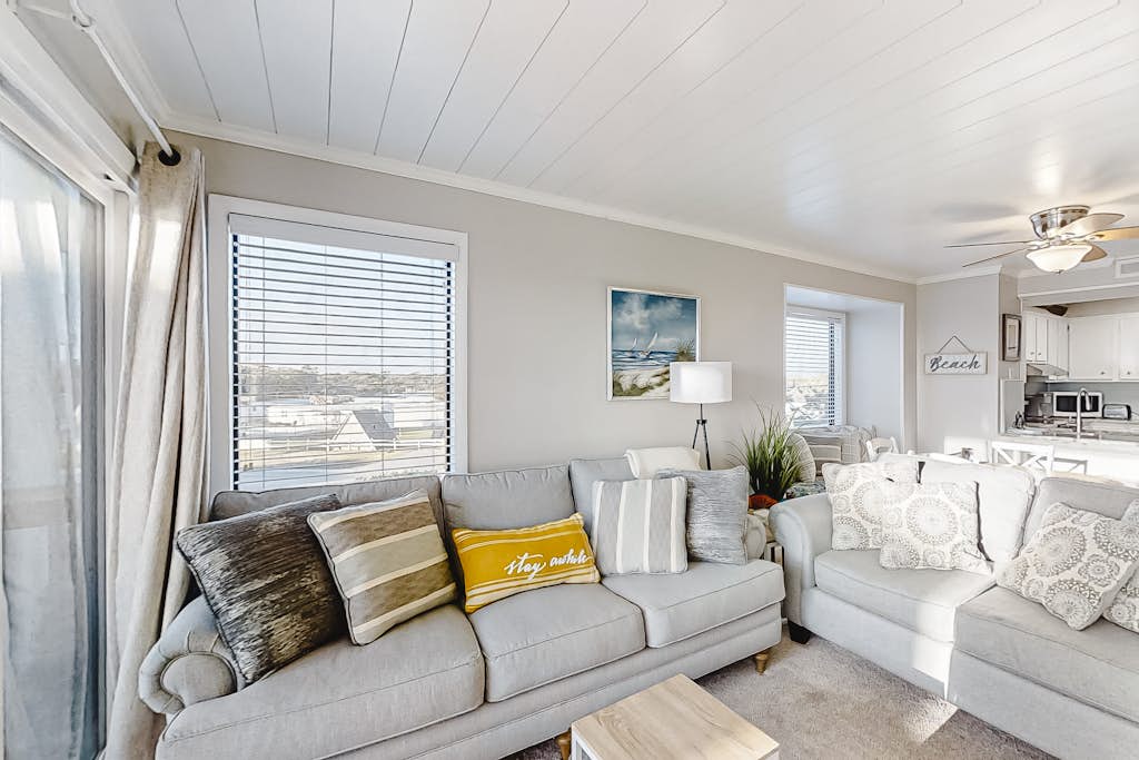 Gorgeous Condo in Oceanfront Complex w/WiFi, Shared Pool + Ocean/Courtyard Views