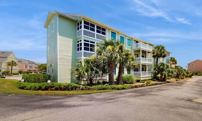 Perfect Beach Getaway With Ocean Views, Balcony, and community amenities