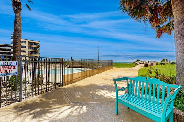 Oceanview condo with 4 pools & 2 hot tubs - steps to the beach