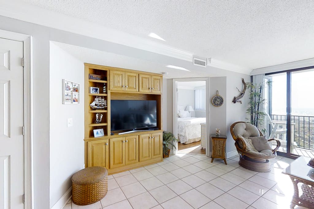 Oceanfront, 5th-Floor Condo with Ocean View, WiFi & Shared Pools/Hot Tub/Gym