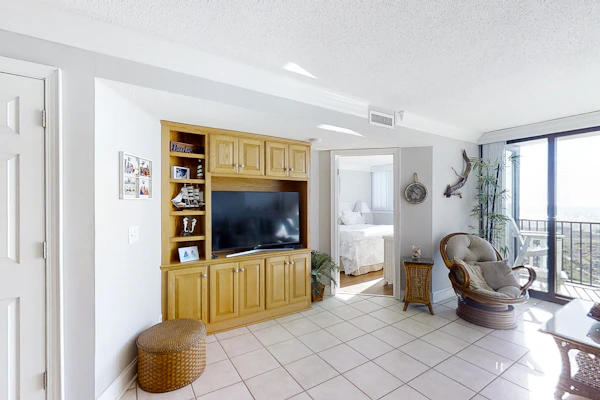 Oceanfront, 5th-Floor Condo with Ocean View, WiFi & Shared Pools/Hot Tub/Gym