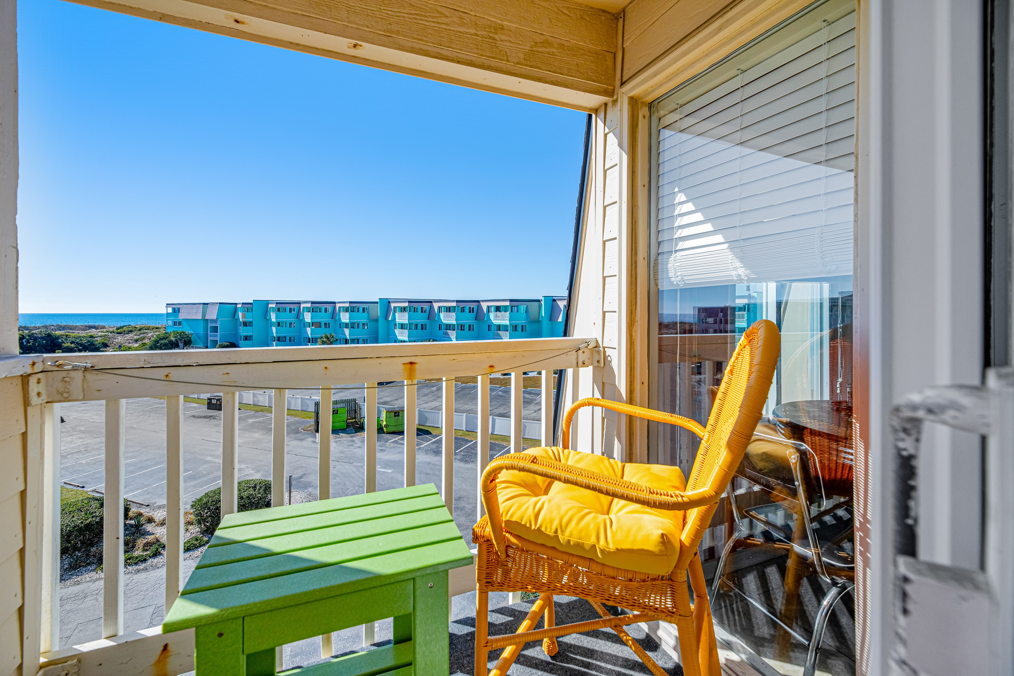 Beachfront condo with indoor/outdoor pools, hot tubs, waterslide, & putt-putt