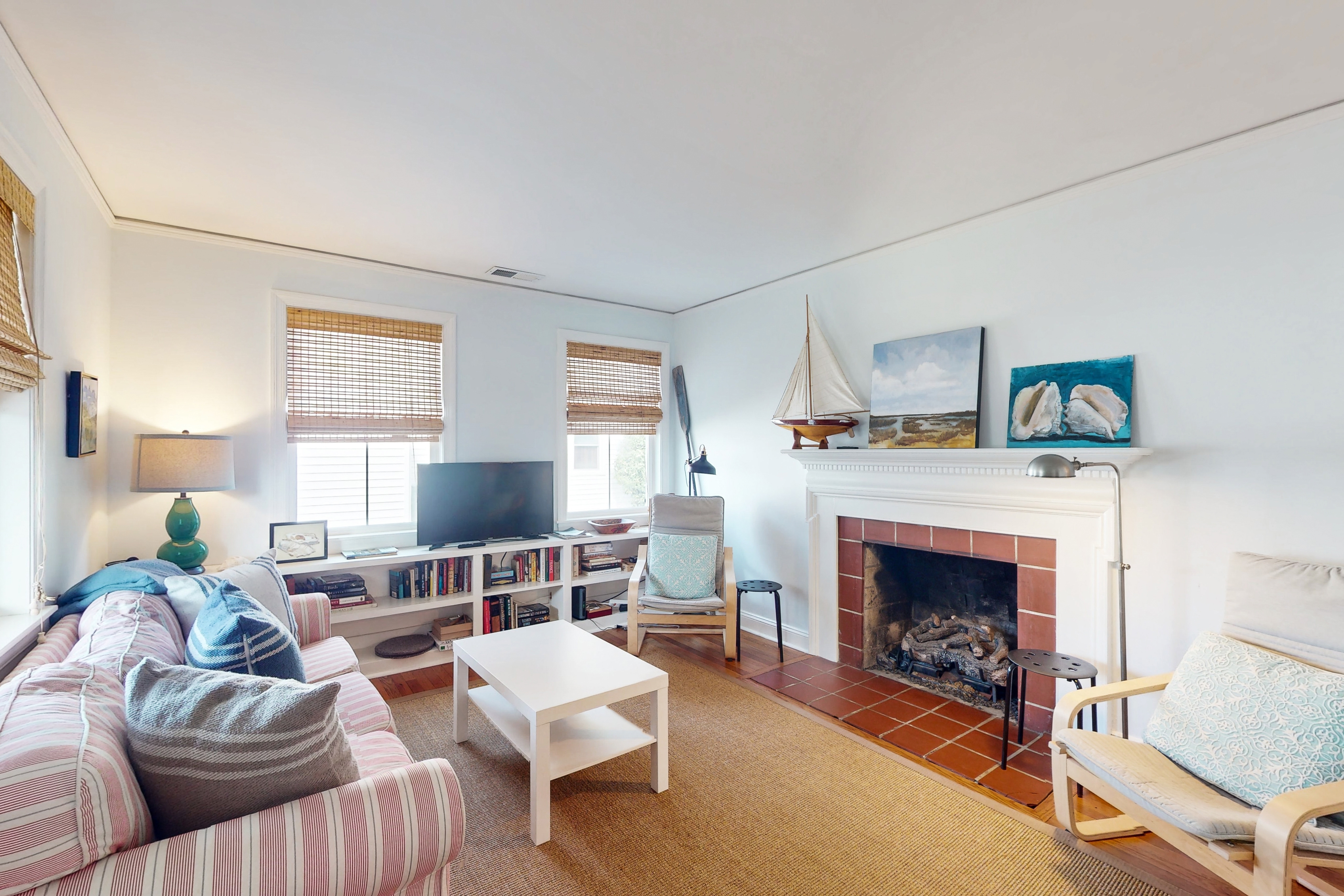 Dog-friendly cottage across from the water in a walkable neighborhood