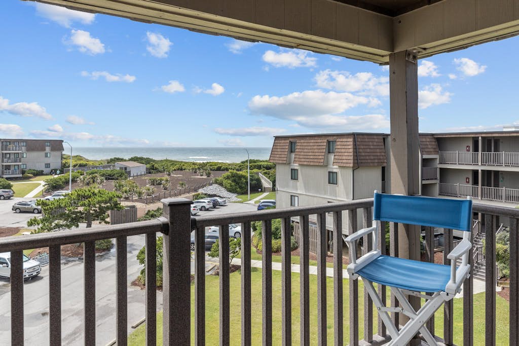 Ocean front Condo with ocean views, beach access & shared pool