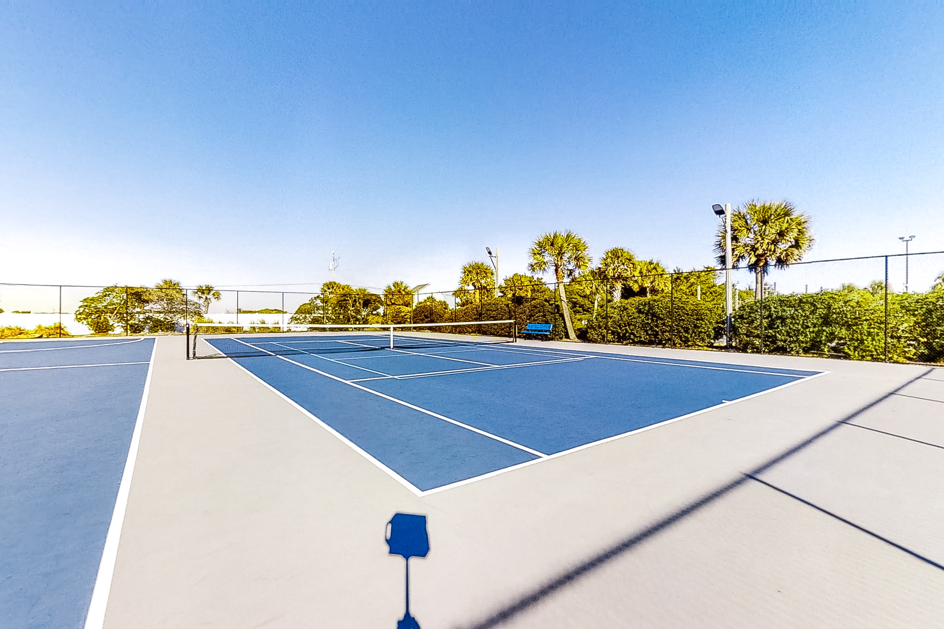 Third-floor courtyard condo with balcony, WiFi, pools, hot tub & putt-putt