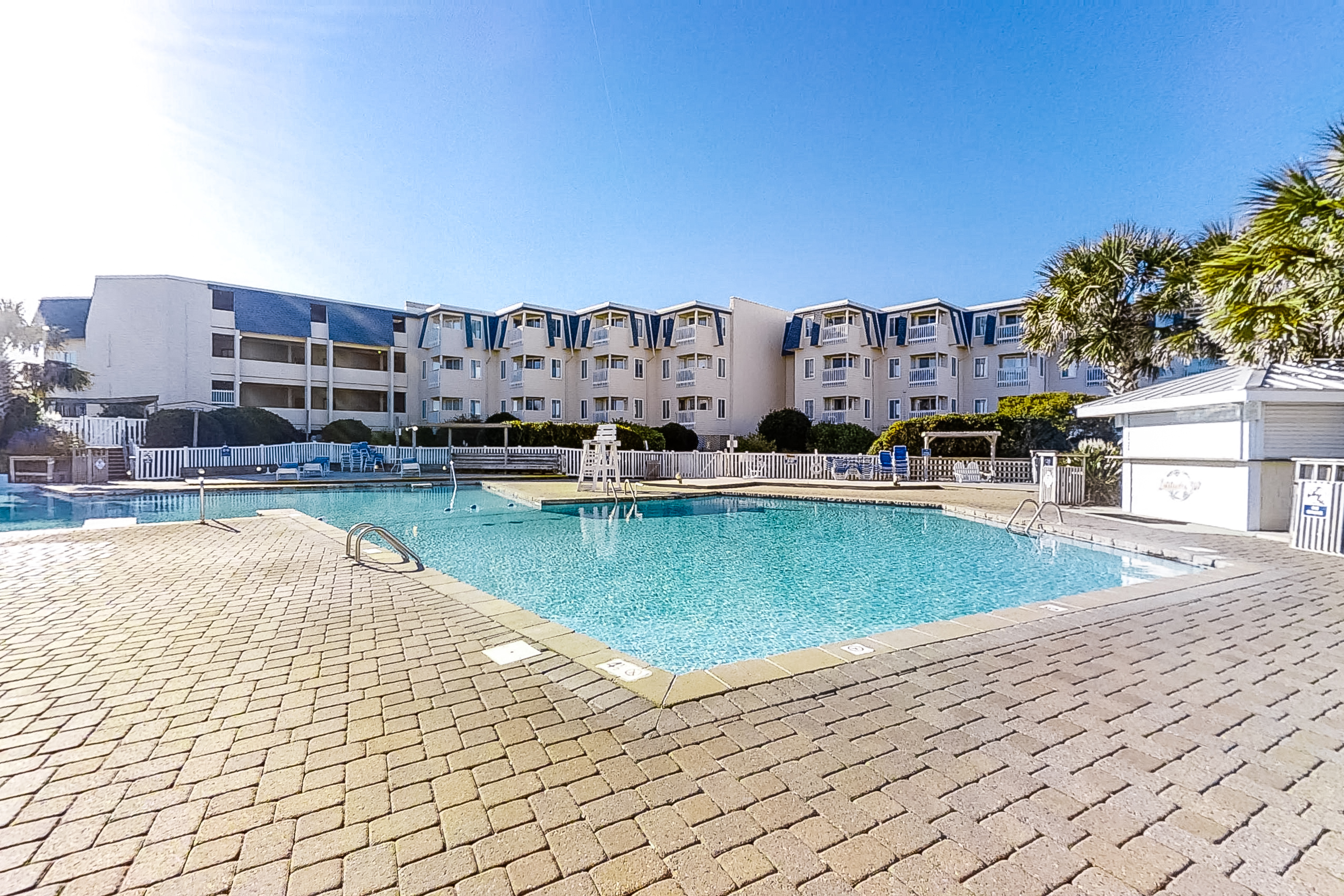 Third-floor courtyard condo with balcony, WiFi, pools, hot tub & putt-putt