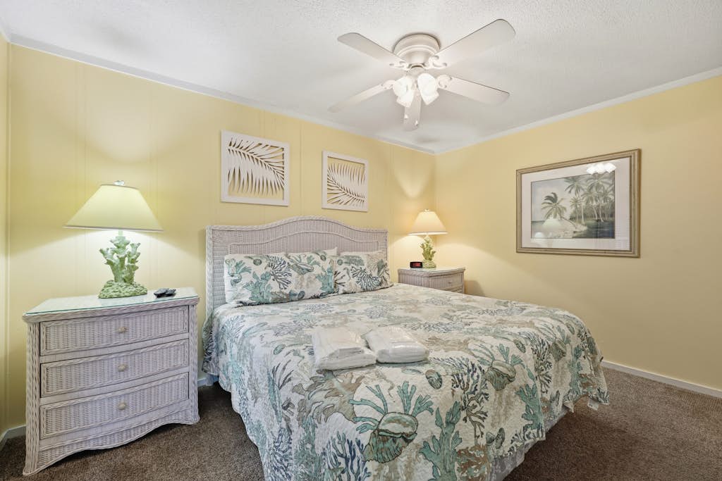 Third-floor courtyard condo with balcony, WiFi, pools, hot tub & putt-putt