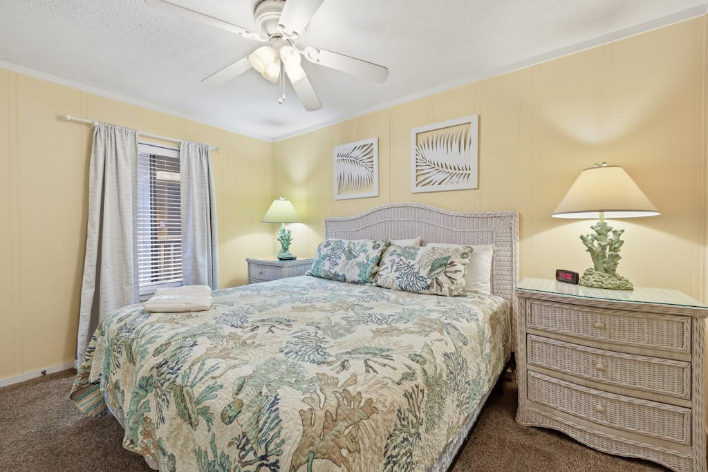 Third-floor courtyard condo with balcony, WiFi, pools, hot tub & putt-putt