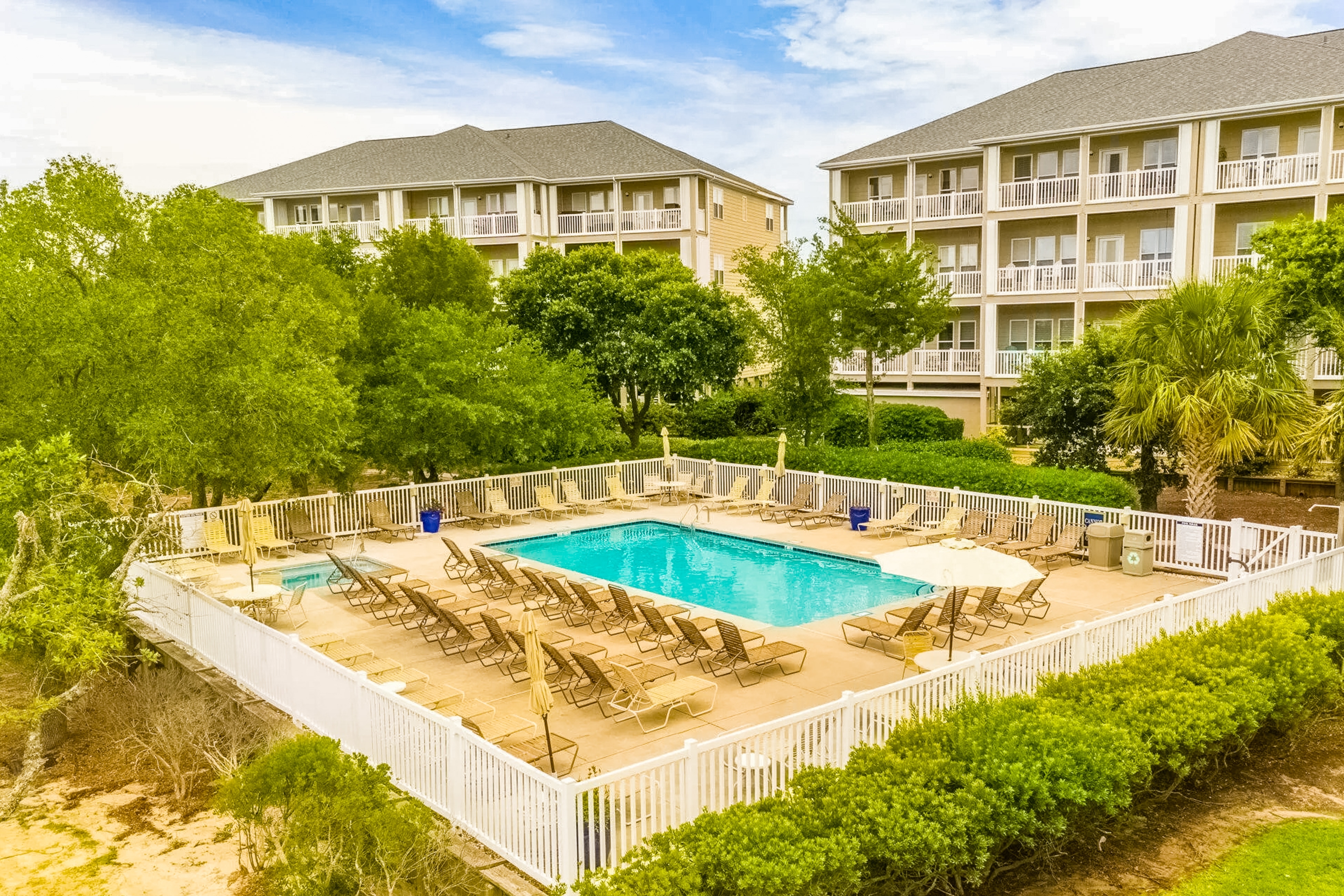 Charming Beach Condo with Sound Views, Full Kitchen, and WIFI