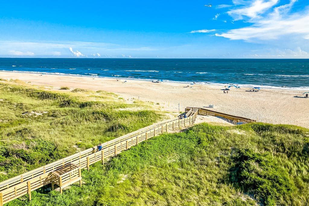 Beachfront Oasis with Shared indoor and outdoor Pool Full Kitchen and WIFI