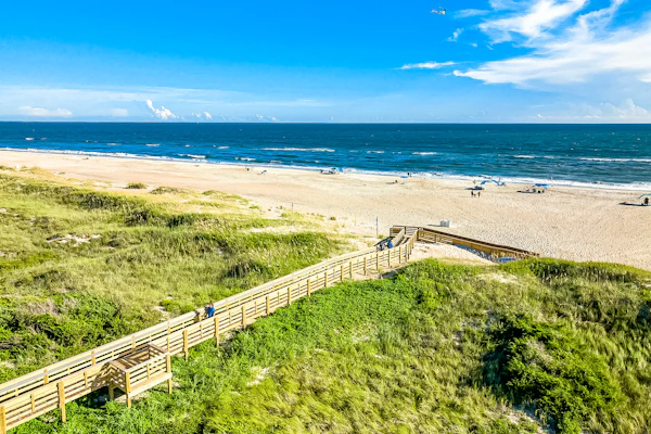 Beachfront Oasis with Shared indoor and outdoor Pool Full Kitchen and WIFI