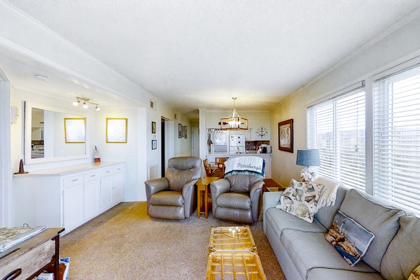 Oceanfront, 2nd-Floor Condo with Balcony, WiFi & Shared Pools/Hot Tub/Tennis