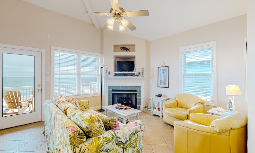 3rd floor oceanfront condo with balcony, washer/dryer, WiFi & shared pool