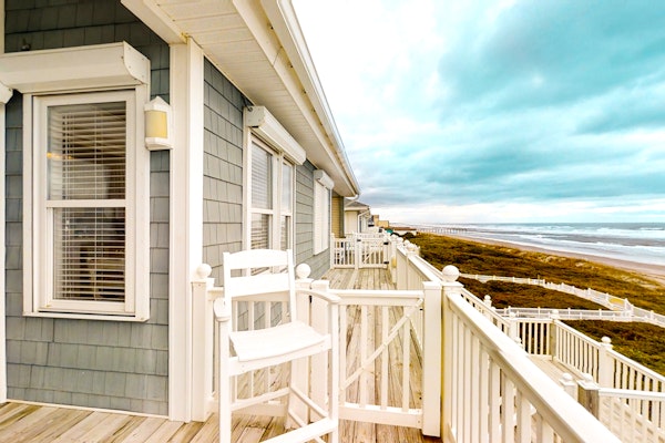 3rd floor oceanfront condo with balcony, washer/dryer, WiFi & shared pool