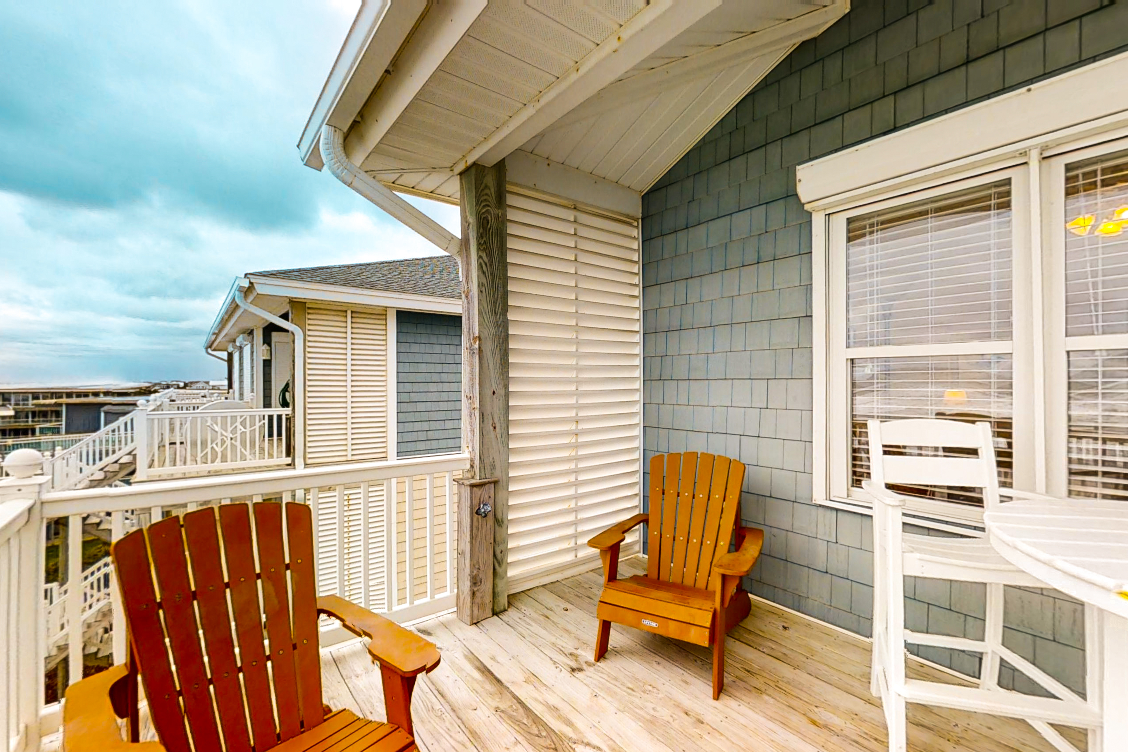 3rd floor oceanfront condo with balcony, washer/dryer, WiFi & shared pool