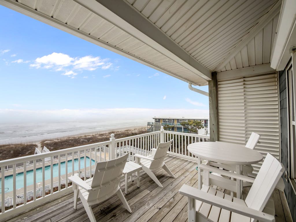 3rd floor oceanfront condo with balcony, washer/dryer, WiFi & shared pool
