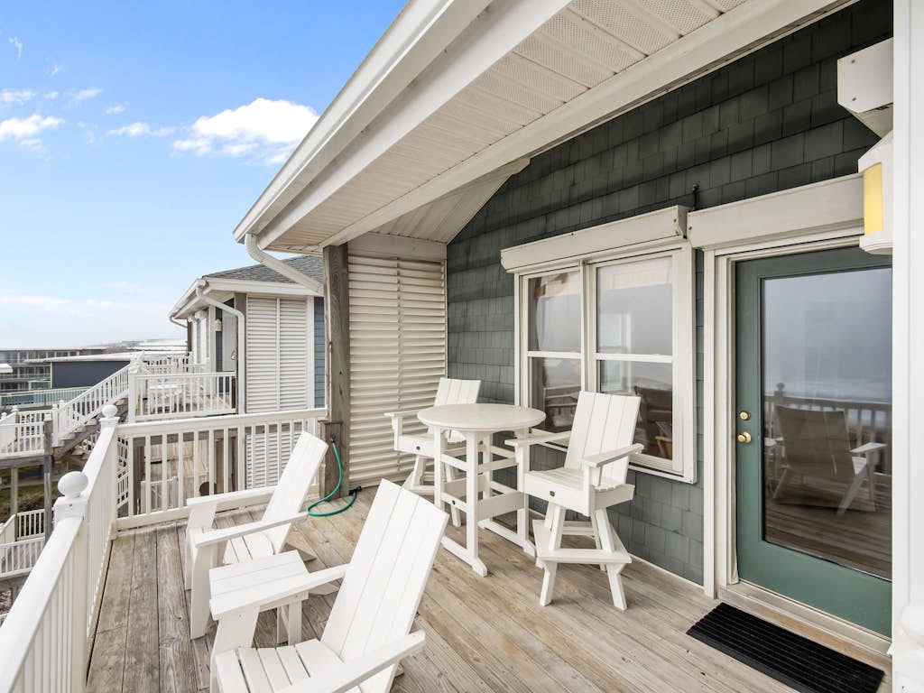 3rd floor oceanfront condo with balcony, washer/dryer, WiFi & shared pool