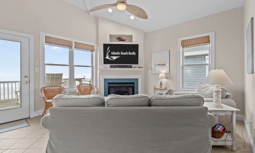 3rd floor oceanfront condo with balcony, washer/dryer, WiFi & shared pool