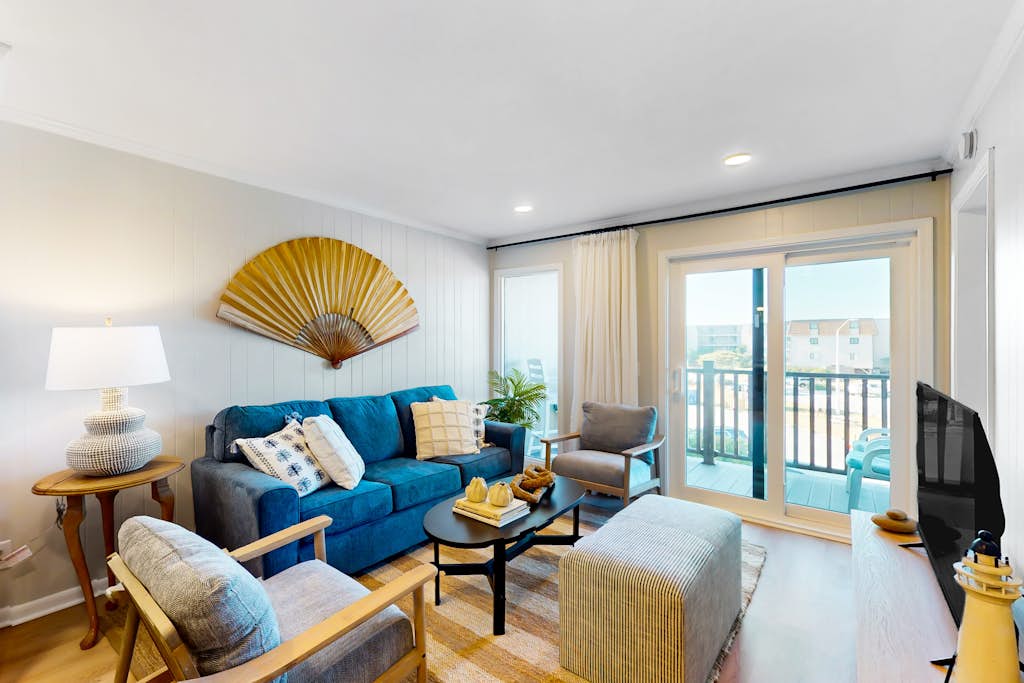 Charming ocean view condo with open layout, balcony, pool, W/D, AC, & internet