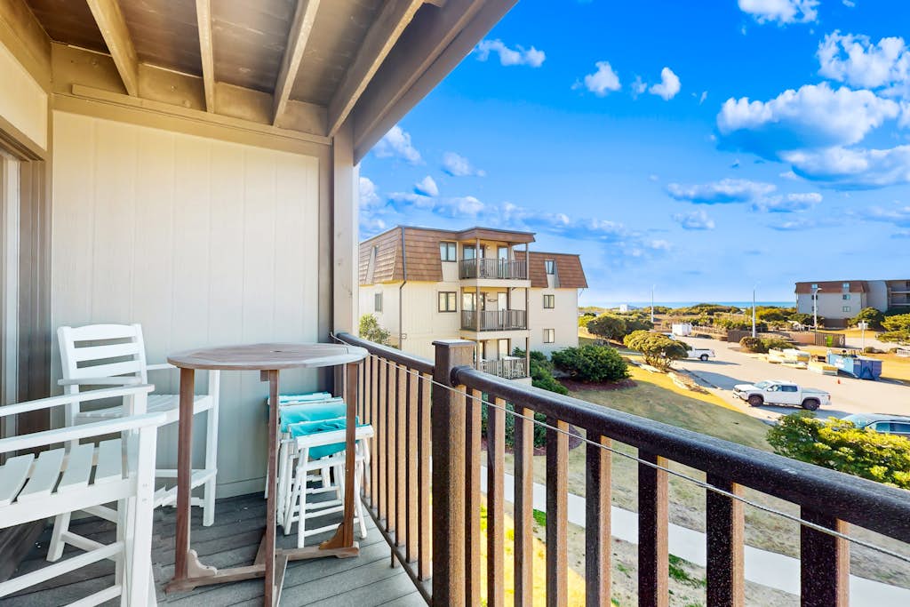Charming ocean view condo with open layout, balcony, pool, W/D, AC, & internet
