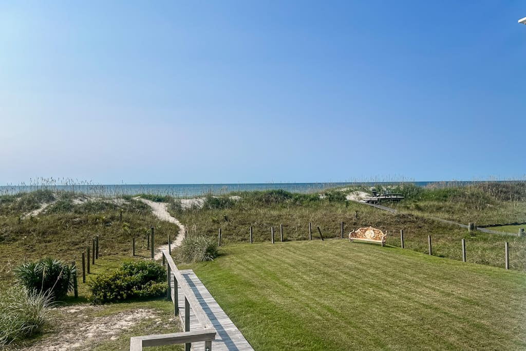 Kellum Cottage: Spacious oceanfront home, large deck, beach access