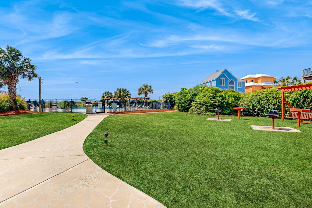 Sound-view condo with pool, hot tub, fitness room, tennis, central AC & W/D