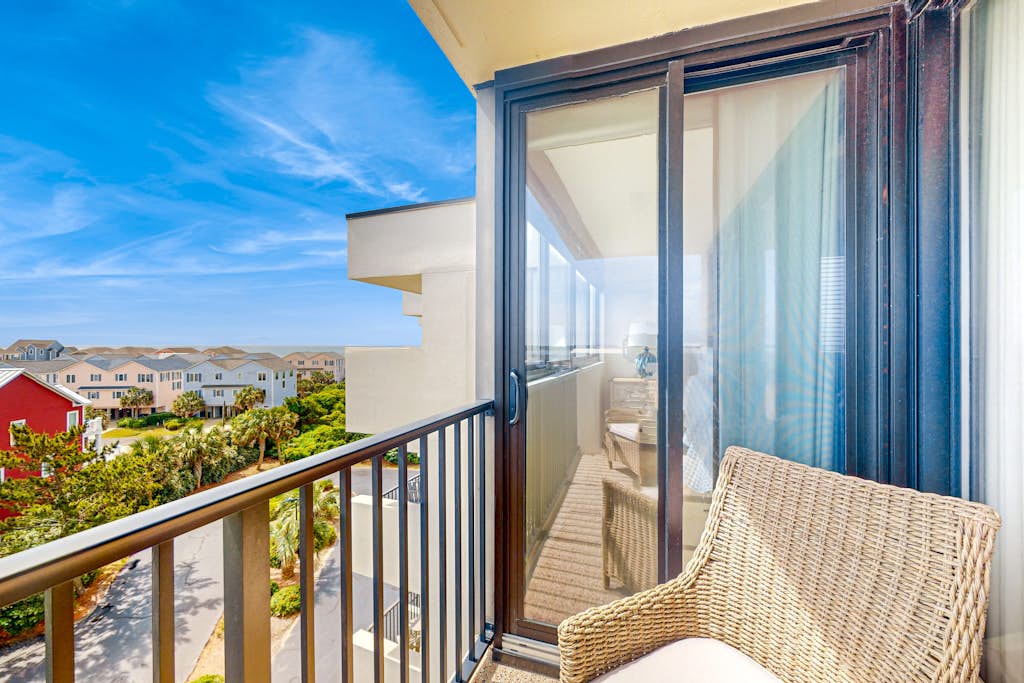 Sound-view condo with pool, hot tub, fitness room, tennis, central AC & W/D