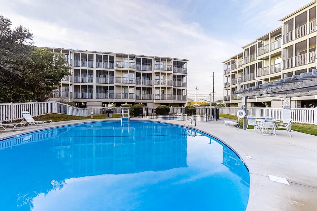 Third-Floor, Direct Oceanfront Condo with Great View, WiFi & Shared Pools/Tennis