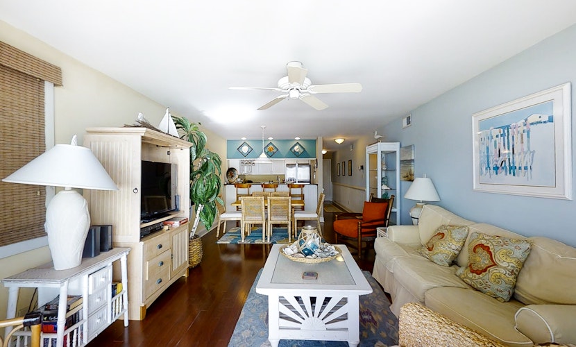 Beautiful 2nd-Floor Condo Overlooking Beach w/Free WiFi, Balcony, Full Kitchen