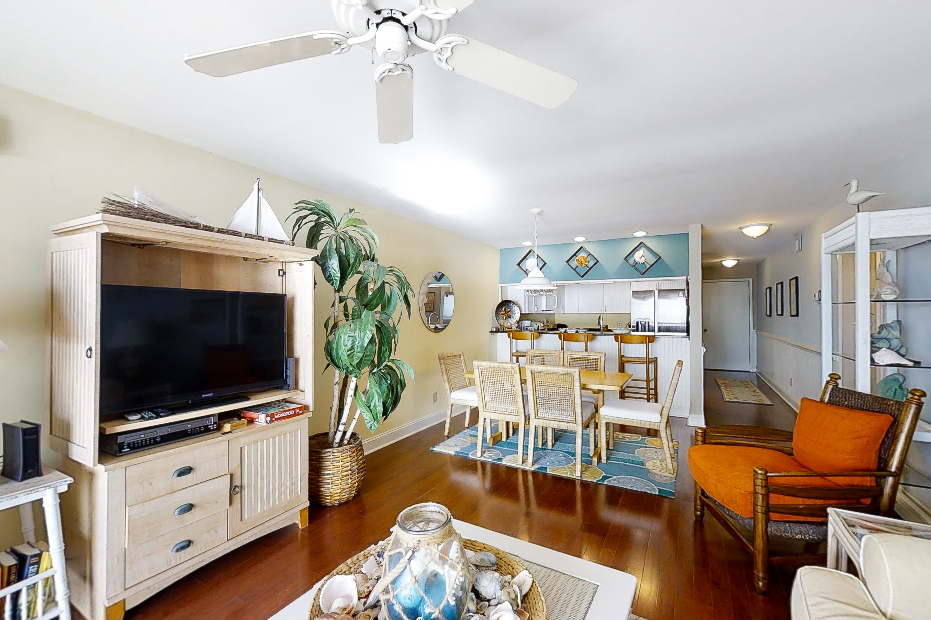 Beautiful 2nd-Floor Condo Overlooking Beach w/Free WiFi, Balcony, Full Kitchen