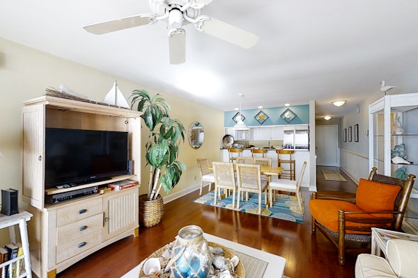 Beautiful 2nd-Floor Condo Overlooking Beach w/Free WiFi, Balcony, Full Kitchen