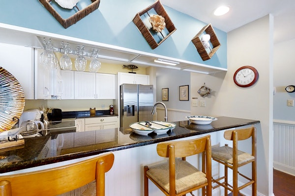 Beautiful 2nd-Floor Condo Overlooking Beach w/Free WiFi, Balcony, Full Kitchen