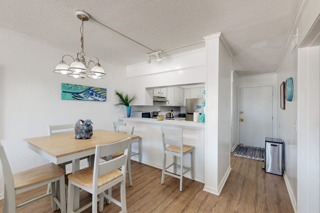 Community amenities, fully equipped kitchen, entertainment options