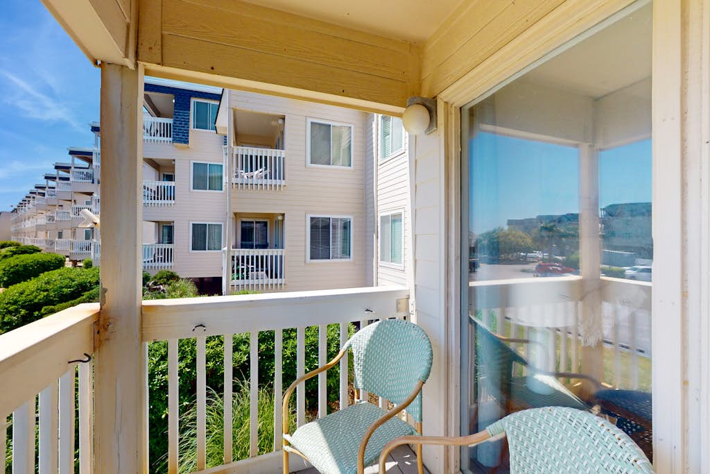 Community amenities, fully equipped kitchen, entertainment options