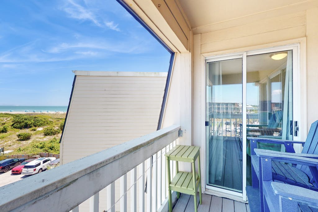 Beachfront condo w/shared pool & ample outdoor amenities