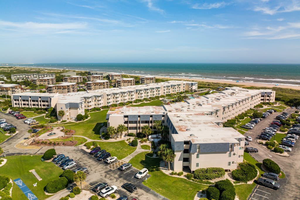 Beachfront condo w/shared pool & ample outdoor amenities