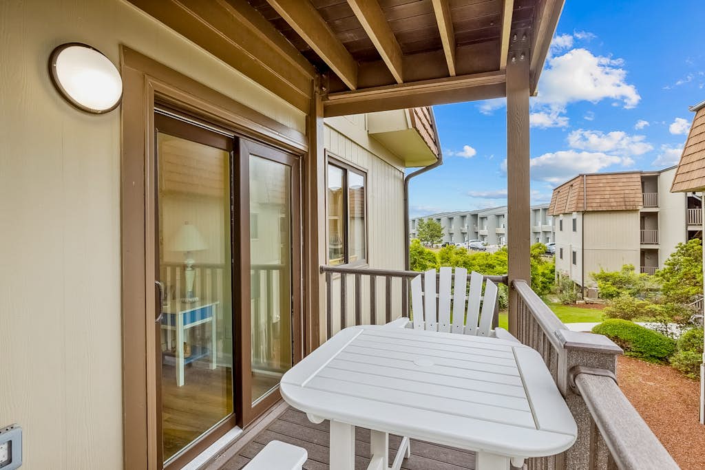 Cheery coastal condo with balcony, AC, W/D, 2 pools, grills, & beach access