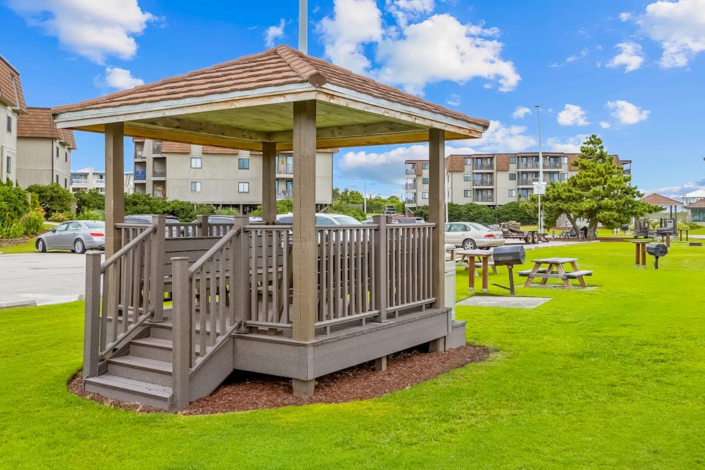 Cheery coastal condo with balcony, AC, W/D, 2 pools, grills, & beach access